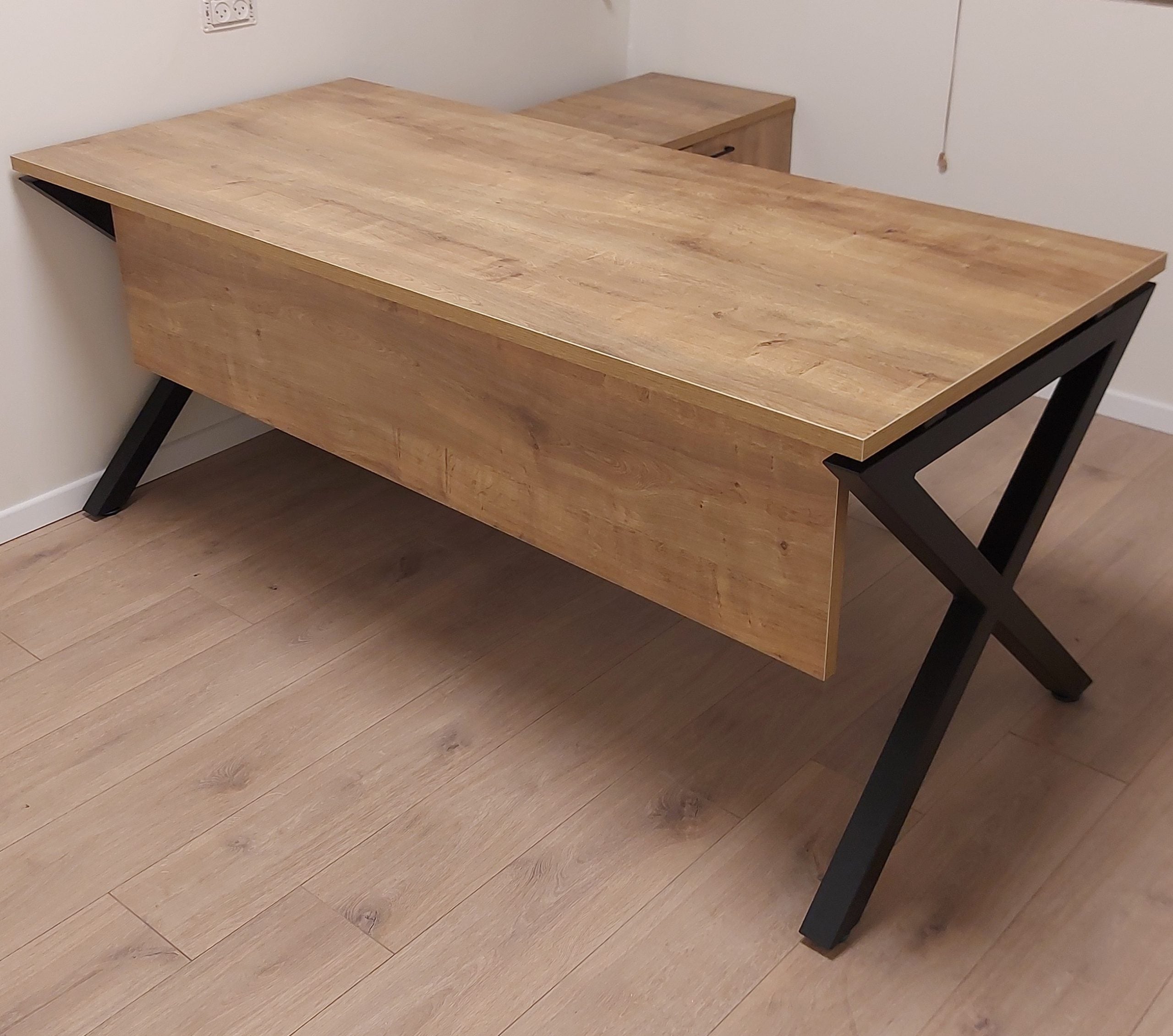 שולחן מנהל דגם "אביב" רגל מתכת X