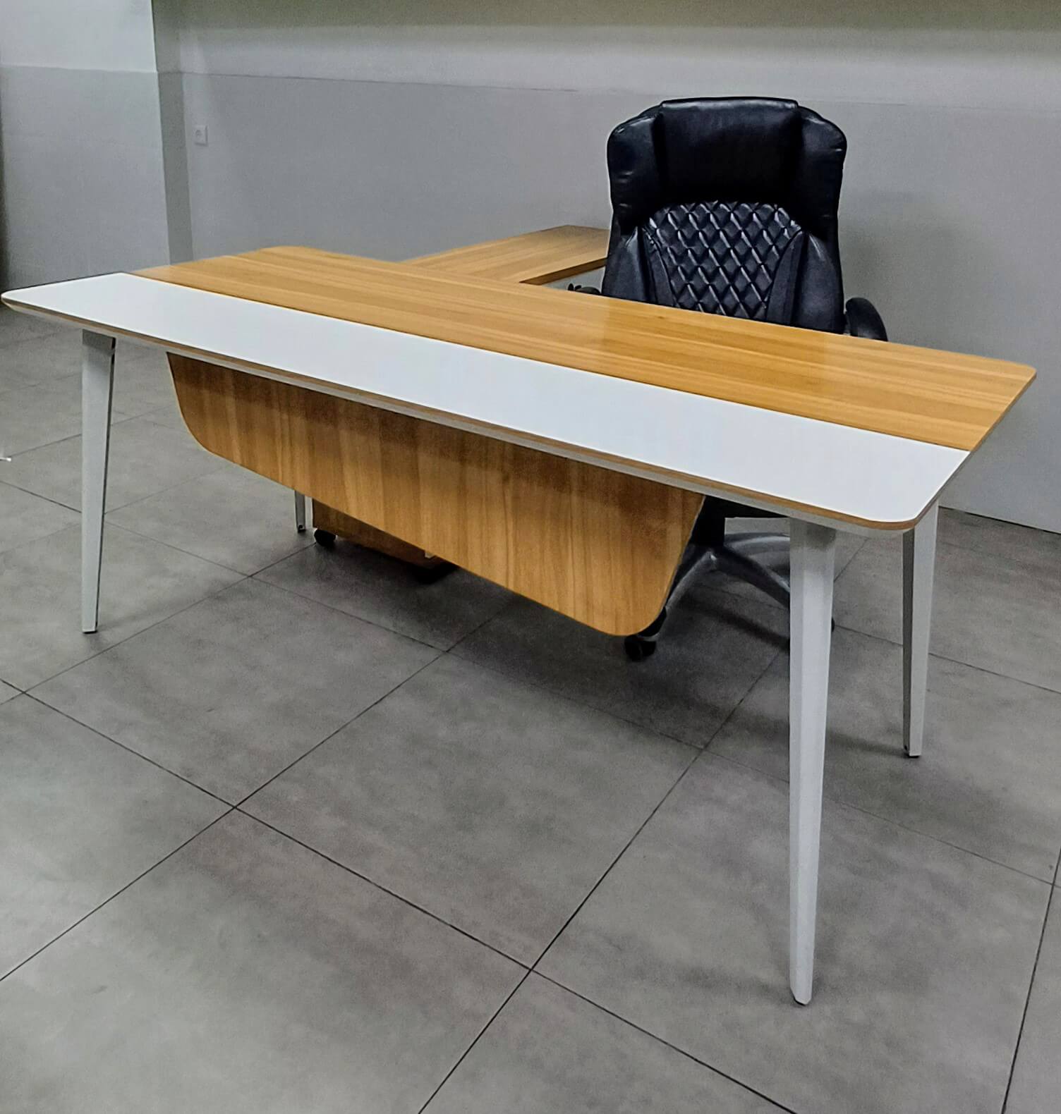 שולחן מנהלים דגם "ווגאס" 602 בשילוב לבן